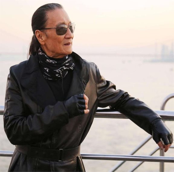 传奇人物谢贤:合影时李小龙让c位,和小49岁女友相爱12年