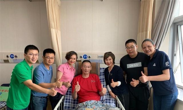 瘫痪4年男排郑亮近况:边直播边挣护工费,取名"正能亮"