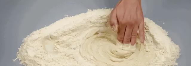 面粉里的秘密已被揭开,里面含有十多种添加剂?看完长见识了