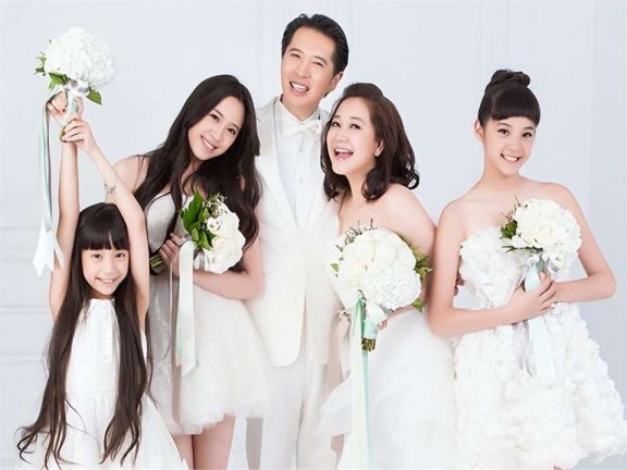 欧阳娜娜一家五口同框,三姐妹颜值出众,父亲穿衣打扮很精神