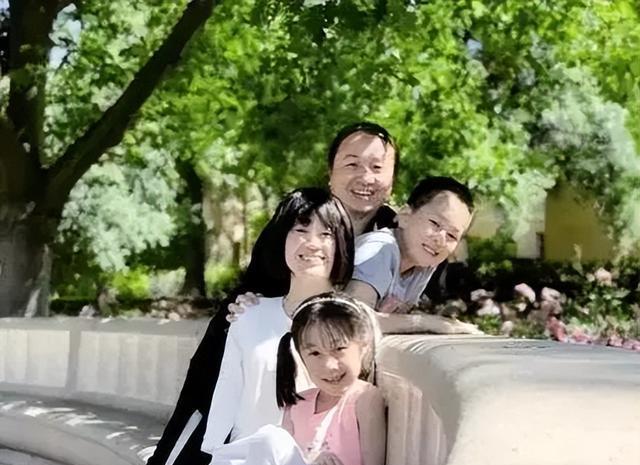 无臂女孩李智华:用脚写书法获全国大奖,专家:不够格,是鬼画符