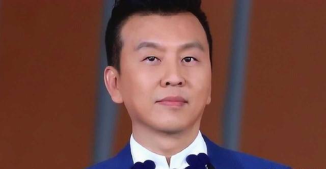 主持人张泽群:根红苗也正,曾与一姐董卿传绯闻,55岁才老来得子