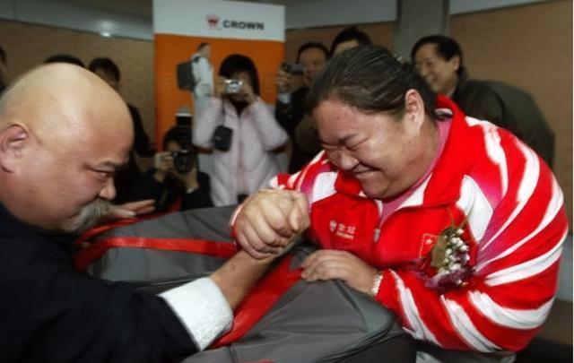 举重冠军唐功红:为夺冠险丧命,国家奖励4室2厅,后来嫁帅气老公