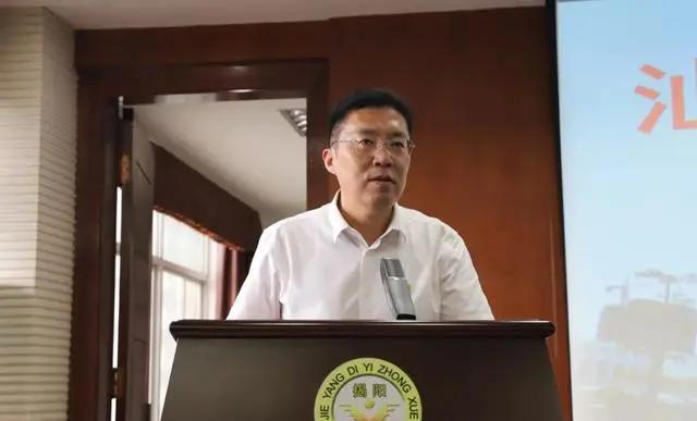 汕头大学校长为揭阳第一中学的"准汕大人"送上录取通知书
