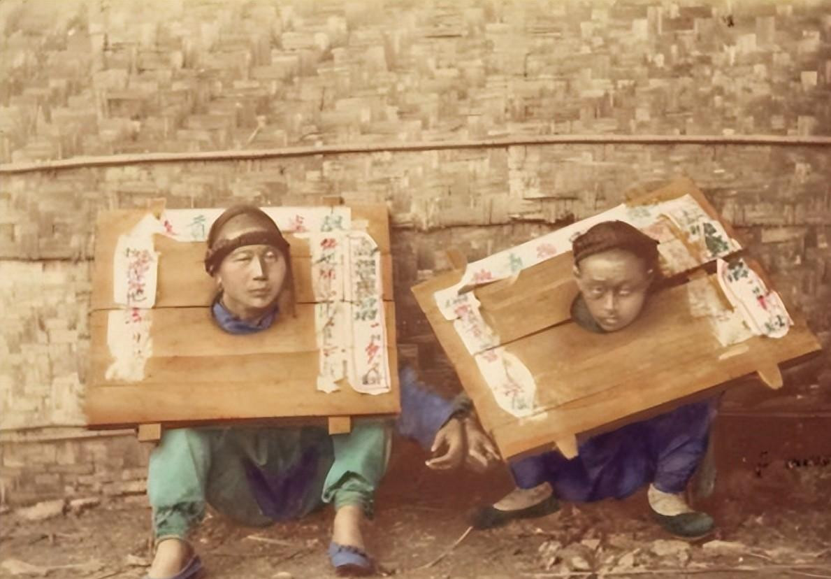 晚清彩色老照片:女犯人游街示众,坐在龟奴肩上的妓女面色凄苦
