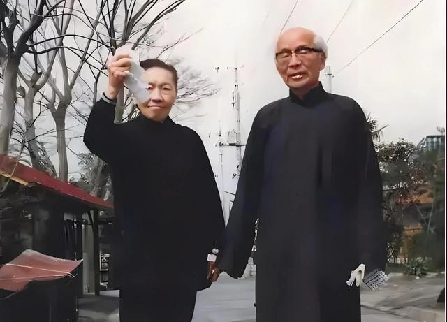 70年代,胡兰成和妻子佘爱珍出门逛街,最为人所不齿的汉奸夫妻