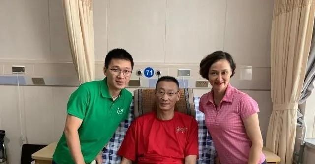 瘫痪4年男排郑亮近况:边直播边挣护工费,取名"正能亮"