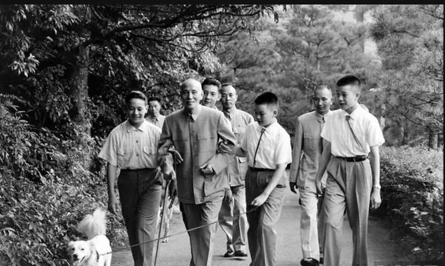 蒋中正晚年,10张罕见老照片:吐舌头,亲手制作蛋炒饭,含饴弄孙