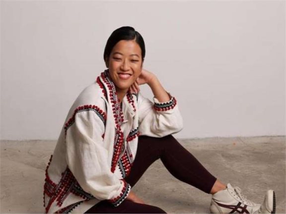 全家同游东京!知名港星郑丹瑞69岁被赞冻龄,女儿男友宛如黎明