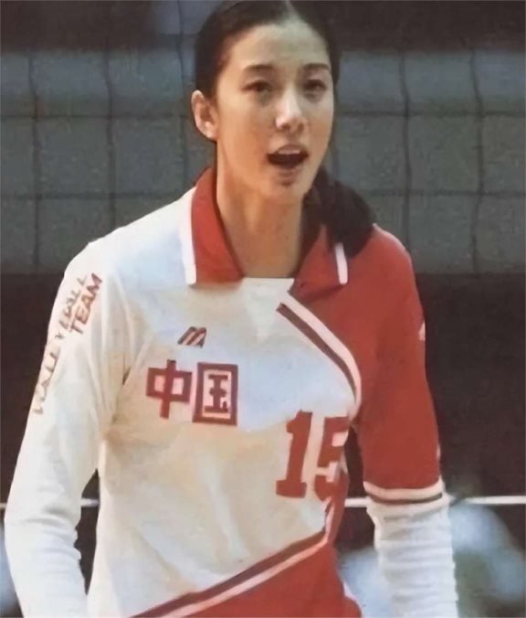 中国女排叛徒王怡,戏耍郎平叛逃出国,被除名,如今状况咋样?