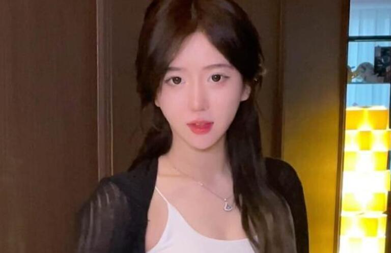 呆妹儿故意穿清凉服装直播,却被粉丝嘲讽,直接被骂破防了