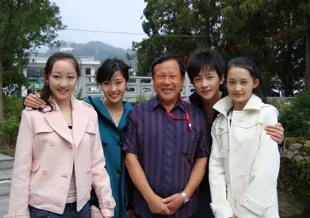 那时的杨洋只有17岁,李沁18岁,蒋梦婕19岁,看起来都很青涩啊