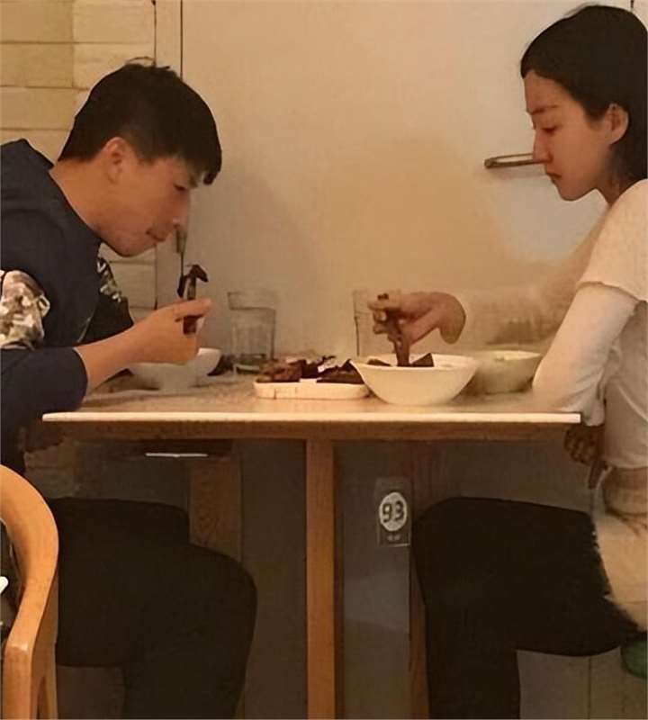 汪小菲和马龙的老婆夏露是好友,两人同框照流出,夏露美貌惊人