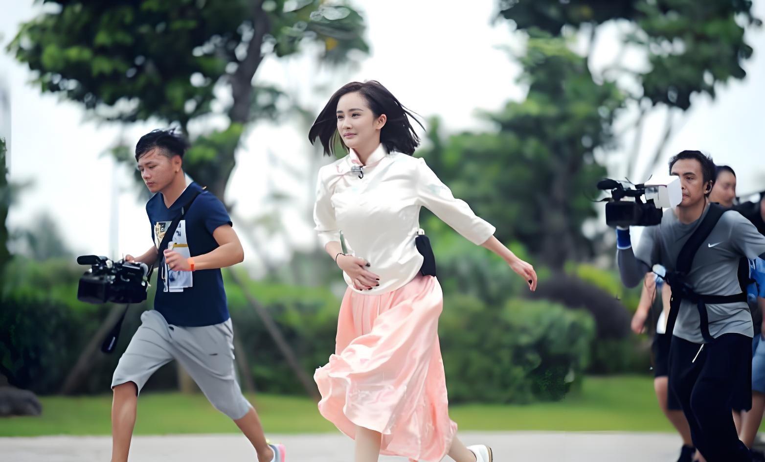 杨幂出行难以隐藏,奔跑起来更是被一眼认出,这就是大女神的魅力