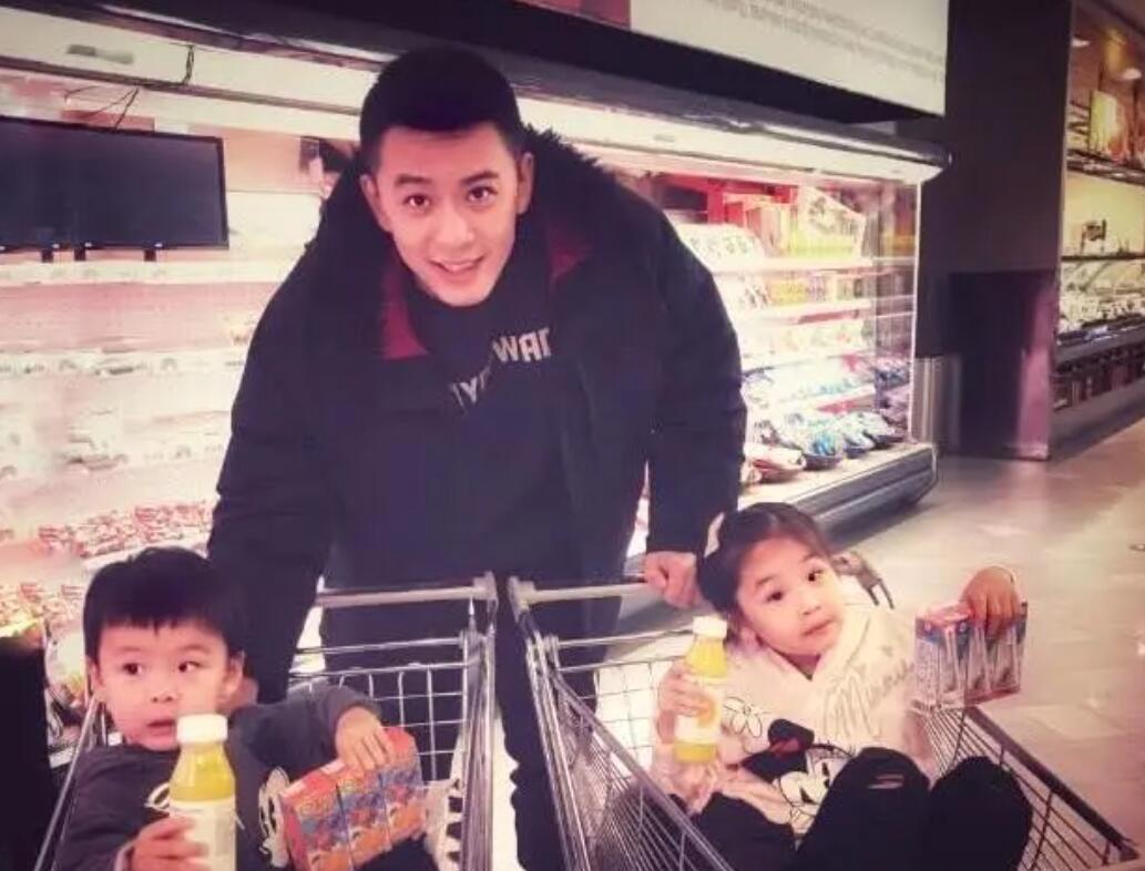 杨鸣离婚后与女儿被偶遇,10岁女儿身高170,女友思思博士毕业