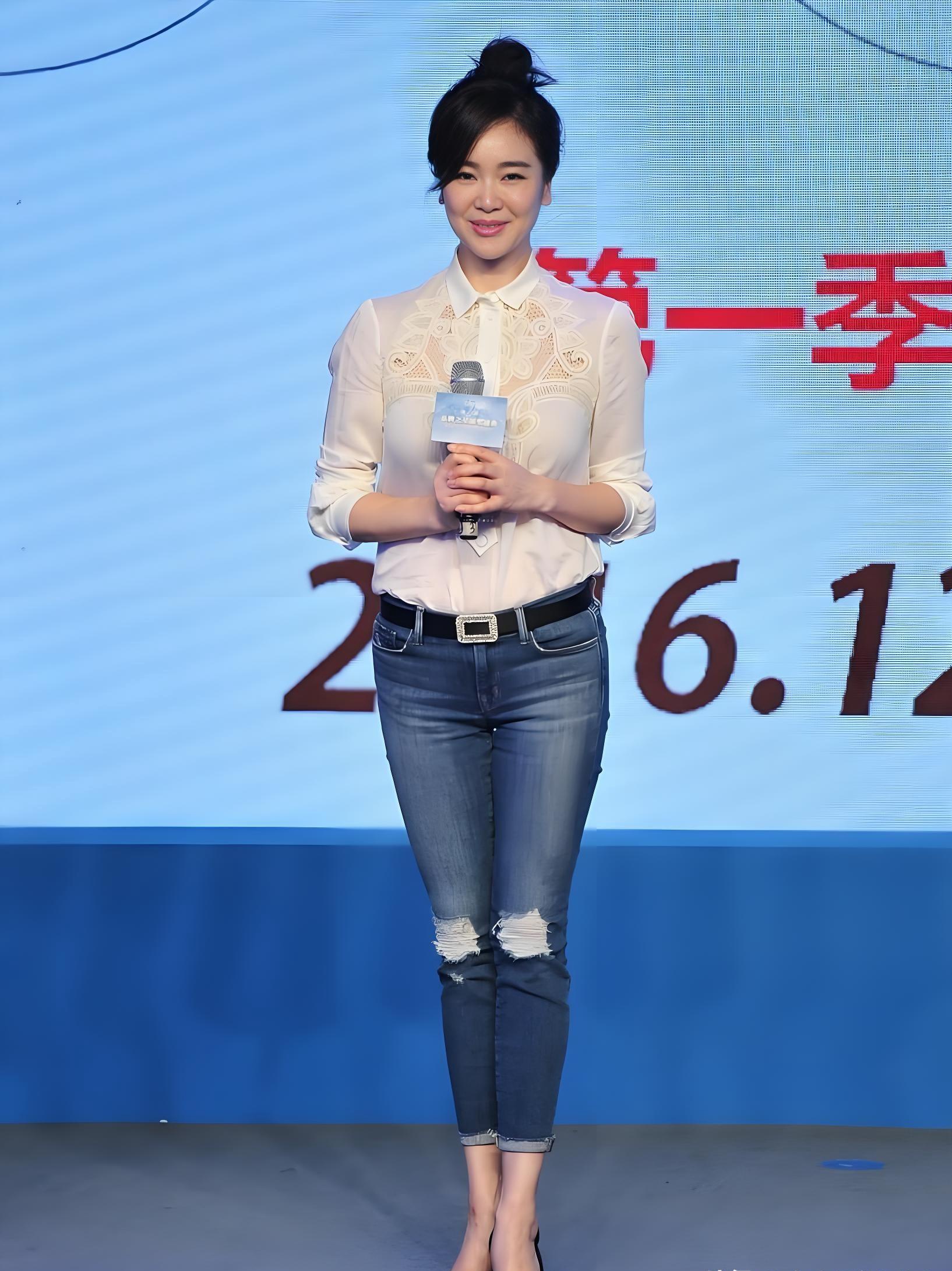 将牛仔裤穿成瑜伽裤,左小青和陈数的好身材令人惊叹