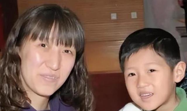 我国女排五代元老赖亚文,婚后与老公不得不分居,儿子喊她阿姨
