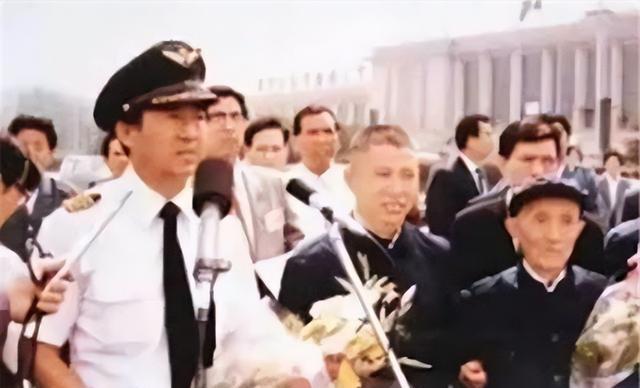 u2飞行员王锡爵劫机飞回大陆,被盛赞:打破两岸坚冰第一人