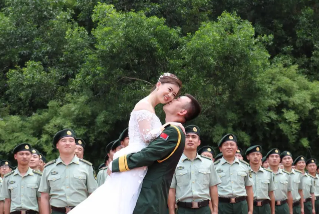 军队中,男兵的妻子叫军嫂,女兵的爱人该称呼啥?下次可别再叫错