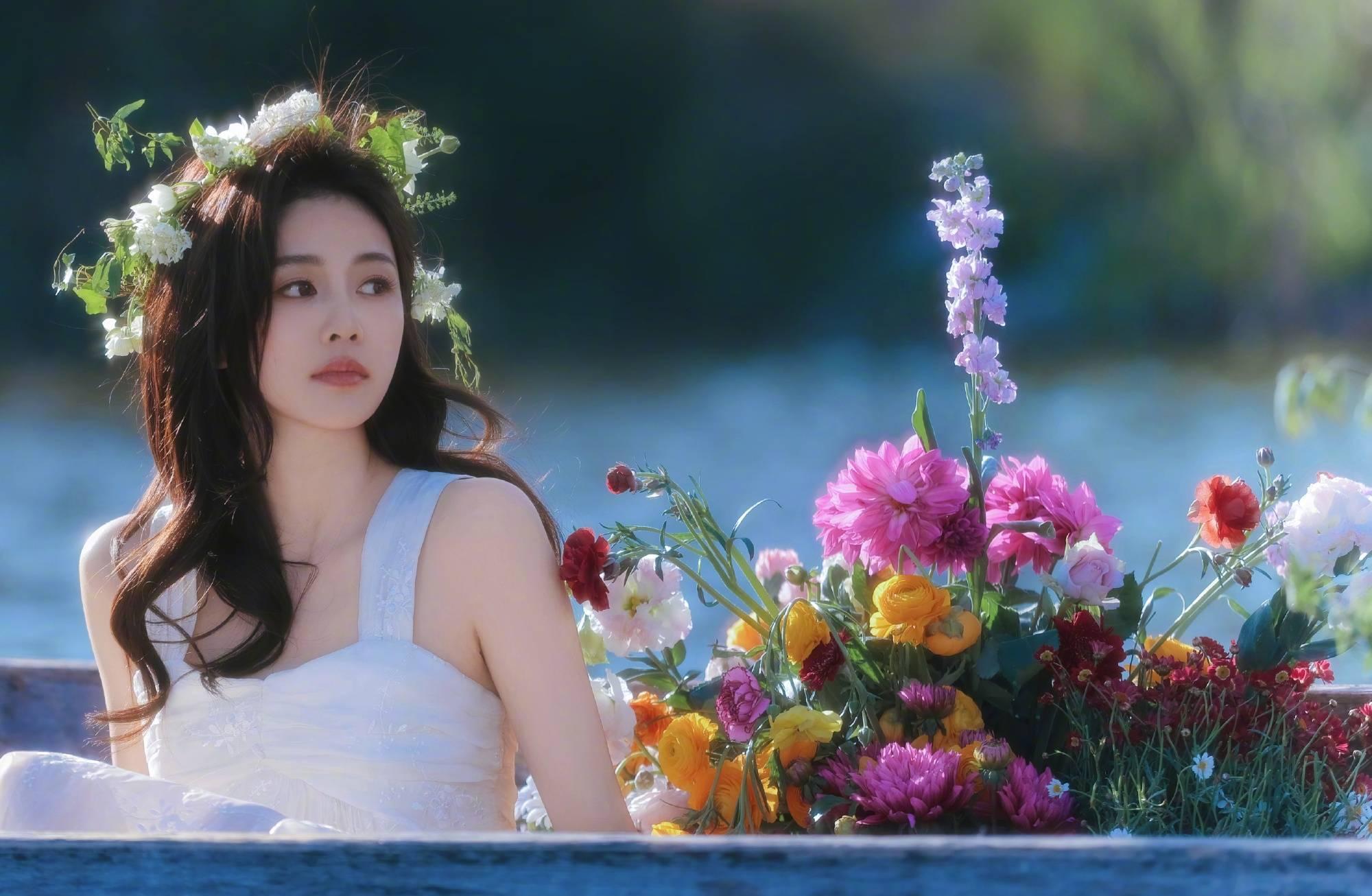 白鹿变身花仙子,花船游水浪漫唯美