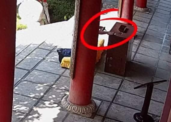法学硕士狂偷功德箱香油钱,作案时还不忘磕头叩拜,以求心理安慰