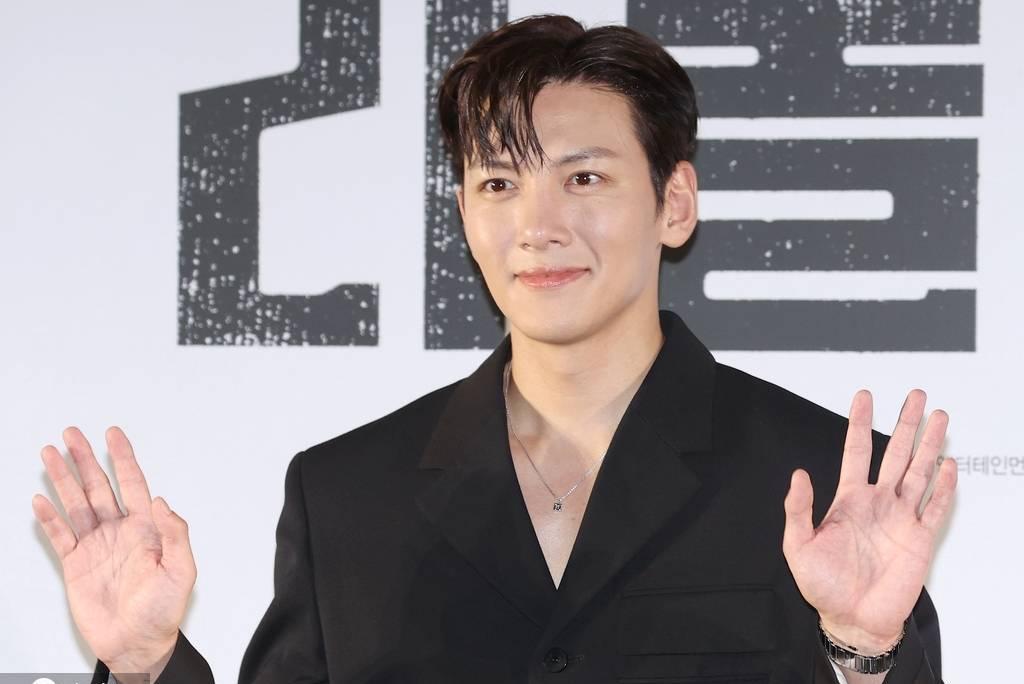 池昌旭现身电影发布会,穿着黑色西装,沉稳大气