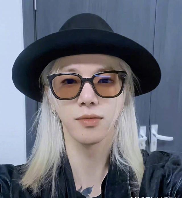 周一围上综艺被打马赛克,扎辫子越来越"姨化"