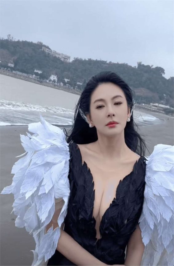 张雨绮说喜欢年龄大的,却恋爱25岁猛男,网友:生理上喜欢年轻的