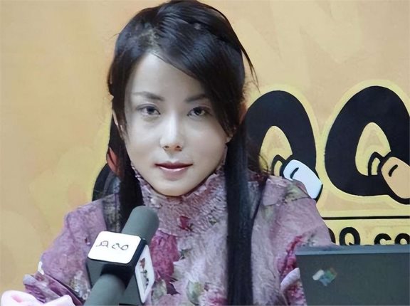 李钰:曾是黄晓明的初恋,33岁患癌去世,富豪男友至今仍陪伴父母
