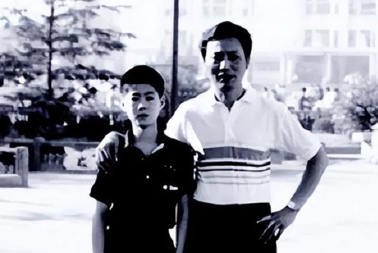 王励勤的情史:初恋赵薇,热恋刘彦池,把小自己10岁的妻子宠到天