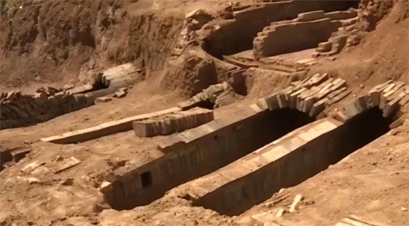 湖北挖出千年古墓,墓主全身赤红2000年不腐,口含玉印手持一封信