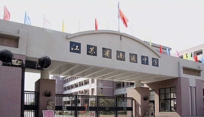 清晨的阳光洒在南通市紫琅第一小学的校园里,一群孩子正在紫琅秀场上