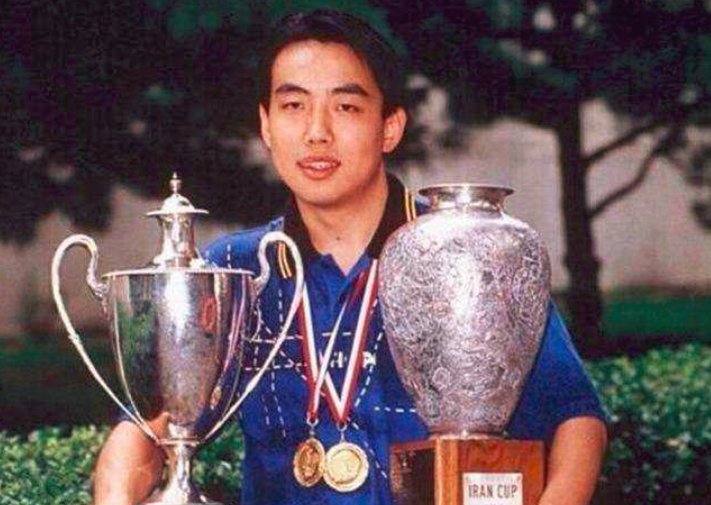 王励勤的情史:初恋赵薇,热恋刘彦池,把小自己10岁的妻子宠到天