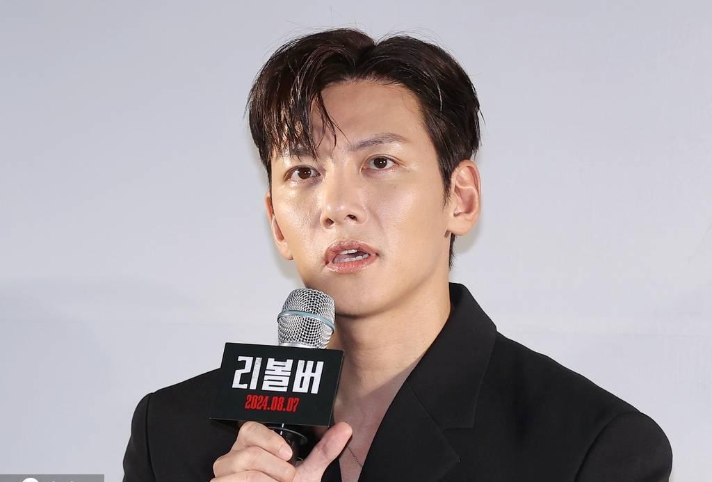 池昌旭现身电影发布会,穿着黑色西装,沉稳大气