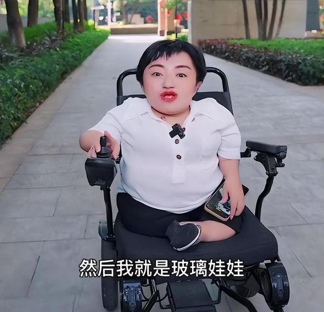 身高只有80厘米的女网红,连嫁两任帅小伙,还冒死生娃,后来怎样