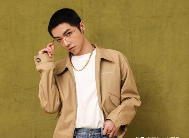 周一围上综艺被打马赛克,扎辫子越来越"姨化"