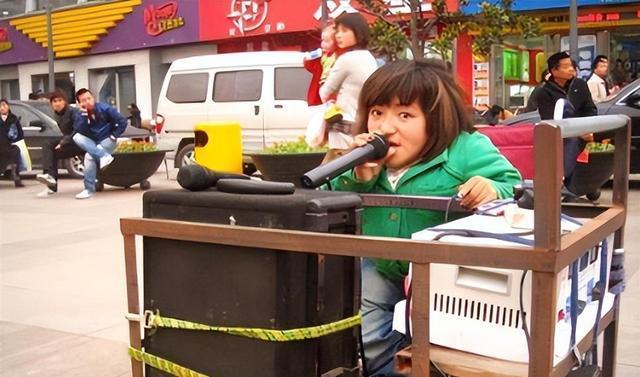 身高只有80厘米的女网红,连嫁两任帅小伙,还冒死生娃,后来怎样