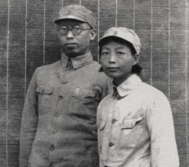 1949年,罗荣桓接前妻之女进京生活,林月琴大方送新皮袄给颜月娥