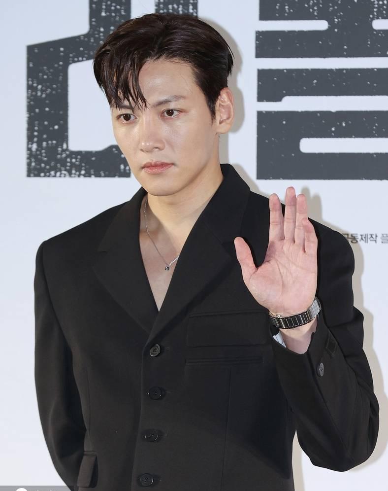 池昌旭现身电影发布会,穿着黑色西装,沉稳大气