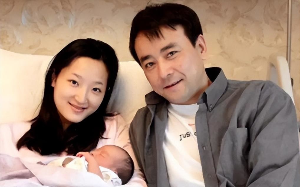 回顾罗钢:娶小23岁郝蕾,陪娇妻战胜家族遗传病,48岁老来得子