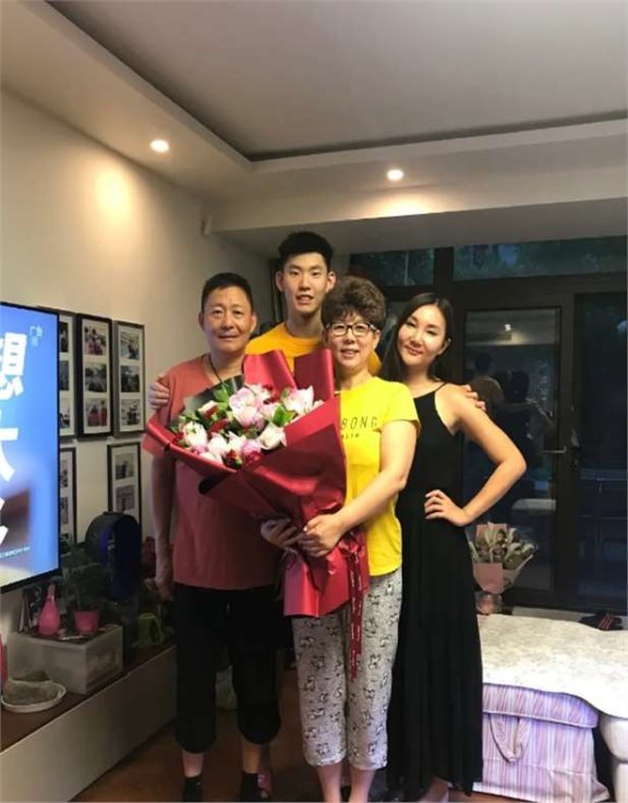 黄雅琼被男友浪漫求婚,伸出手钻戒闪耀美甲漂亮,黄爸爸激动哭泣