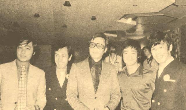 谢贤年轻时多厉害?李小龙与他合影靠边站,拍一部戏能买一栋大厦