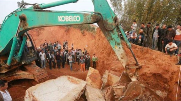 湖北挖出千年古墓,墓主全身赤红2000年不腐,口含玉印手持一封信