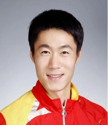 王励勤的情史:初恋赵薇,热恋刘彦池,把小自己10岁的妻子宠到天