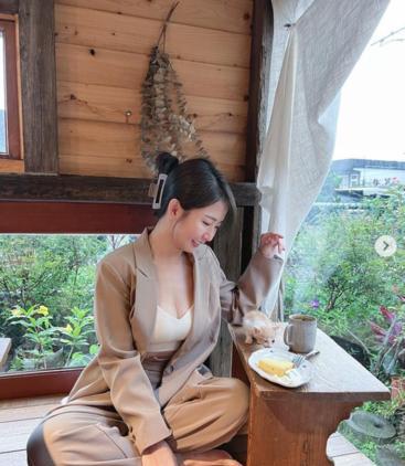 郭书瑶惊现超低胸!瞬间直击镜头,上围意外曝光引热议!