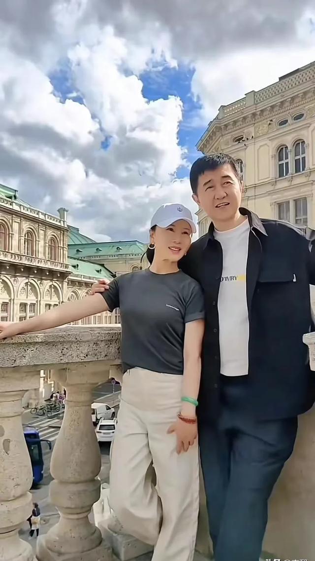 任静戴30万手镯500元棒球帽捧场