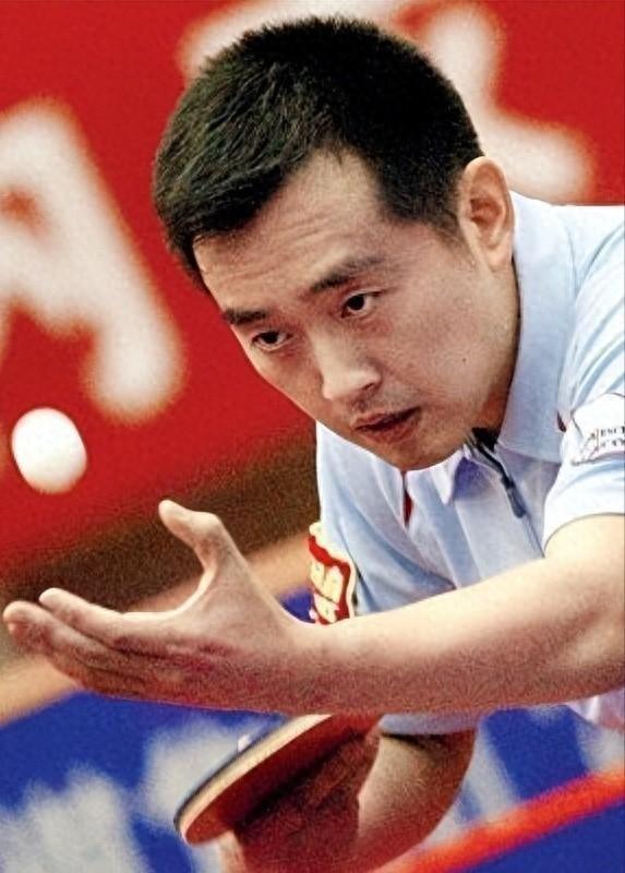 50岁孔令辉机场遇,国乒生涯后独身,两鬓斑白,现状引人深思