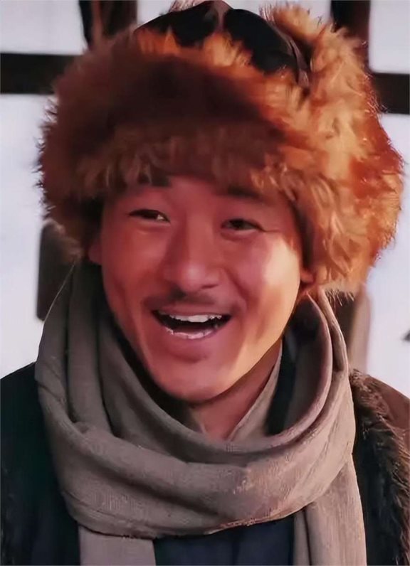 知名演员齐奎:凭闯关东爆红,娶美女同桌为妻,如今一家幸福美满