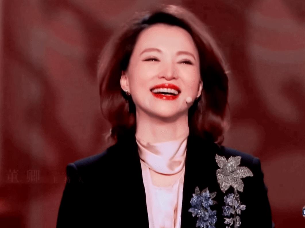 马伊琍早年旧照,圆脸加大脑门神似佟大为,反而老了更漂亮