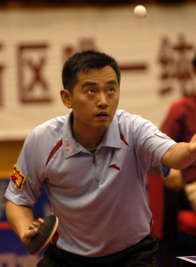 50岁孔令辉机场遇,国乒生涯后独身,两鬓斑白,现状引人深思